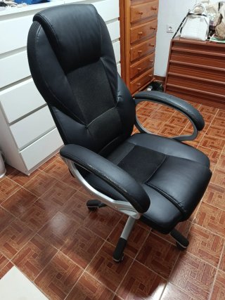 Silla de escritorio negra y plateada