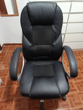 Silla de escritorio negra y plateada