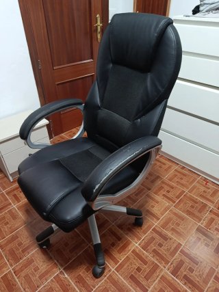 Silla de escritorio negra y plateada