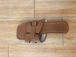 Sandalias planas marrones