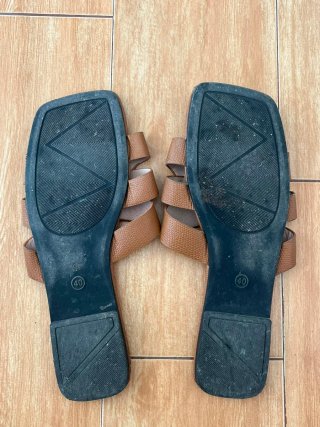 Sandalias planas marrones