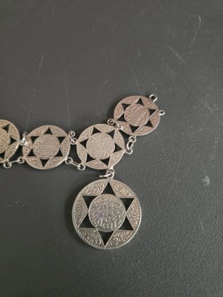 Pulsera de plata con diseño de estrellas