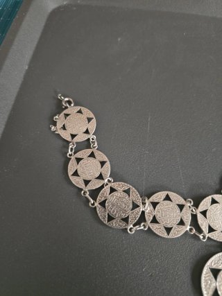 Pulsera de plata con diseño de estrellas