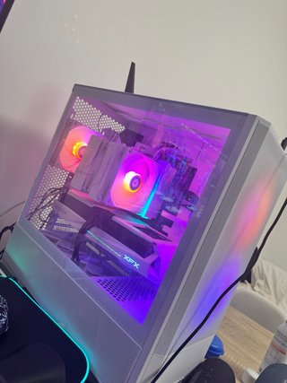 Tarjeta Gráfica RX 9070 XT Blanca XFX
