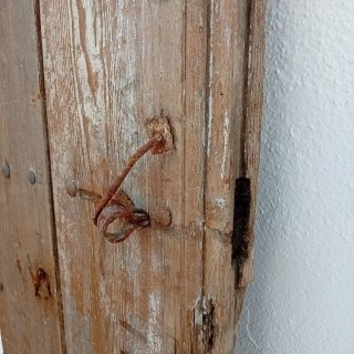 Puerta madera maciza antigua con clavos 210x47