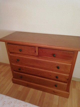Cómoda de madera con 5 cajones