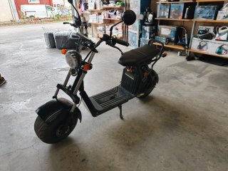 Moto Eléctrica Scooter negra