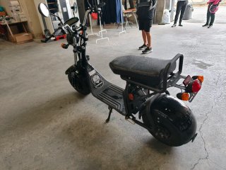 Moto Eléctrica Scooter negra