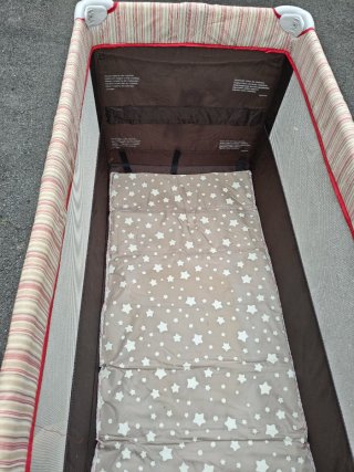 Cuna de viaje con estampado de estrellas