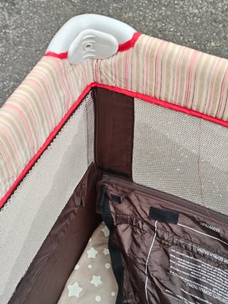 Cuna de viaje con estampado de estrellas
