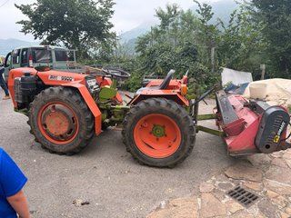 Tractor Agria con desbrozadora