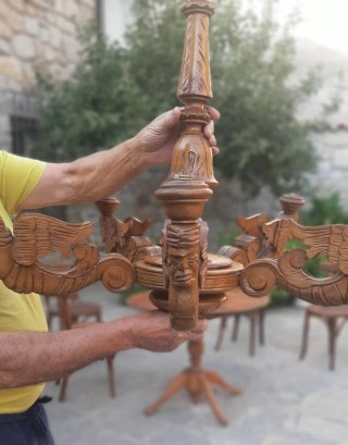 Lámpara de madera antigua tallada.