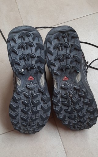 Botas de trekking Salomon mujer grises y rojas