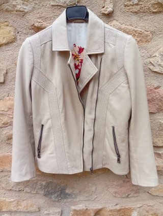 Cazadora de piel beige con forro estampado