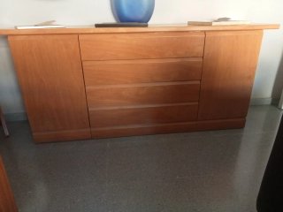 Mueble de madera con cajones