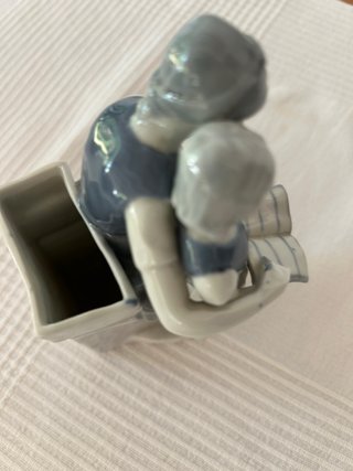 Figura porcelana Enseñando a leer