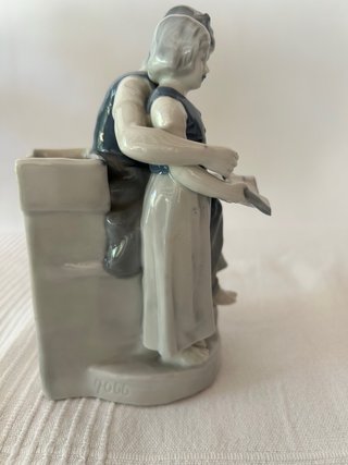 Figura porcelana Enseñando a leer