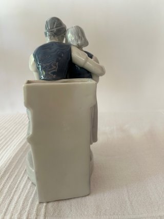 Figura porcelana Enseñando a leer