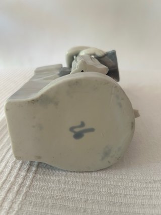 Figura porcelana Enseñando a leer