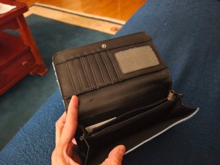 Cartera larga perforada con cremallera