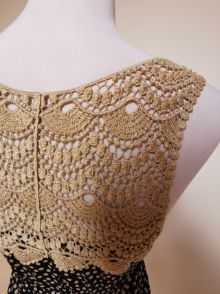 Abitino pois blu e beige con dettagli uncinetto