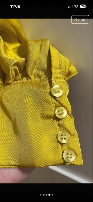Vestido invitada amarillo con broche