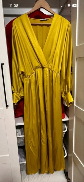 Vestido invitada amarillo con broche