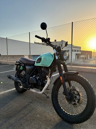 Moto Brixton 125BX Cafe Racer año 2019. 125cc.