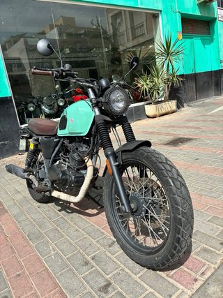 Moto Brixton 125BX Cafe Racer año 2019. 125cc.
