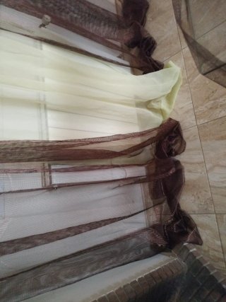 Cortinas marrones y amarillas