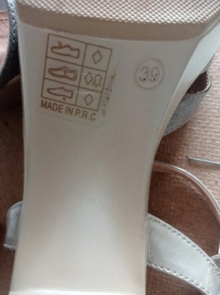 Sandalias plateadas de tacón