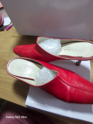 Zuecos rojos de piel autentica