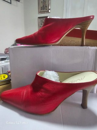 Zuecos rojos de piel autentica