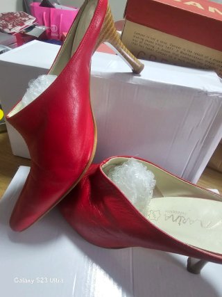 Zuecos rojos de piel autentica