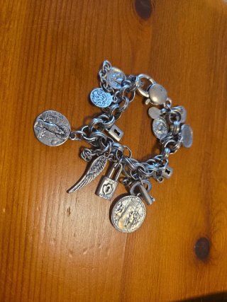 Pulsera SNT con colgantes variados