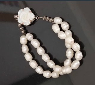 Bracciale doppio filo perle bianche con fiore