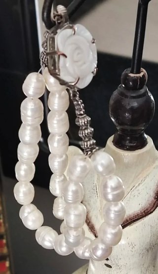 Bracciale doppio filo perle bianche con fiore