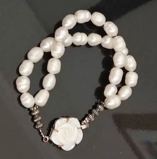 Bracciale doppio filo perle bianche con fiore