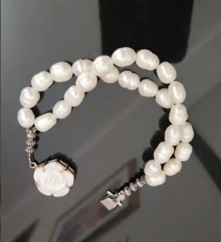 Bracciale doppio filo perle bianche con fiore