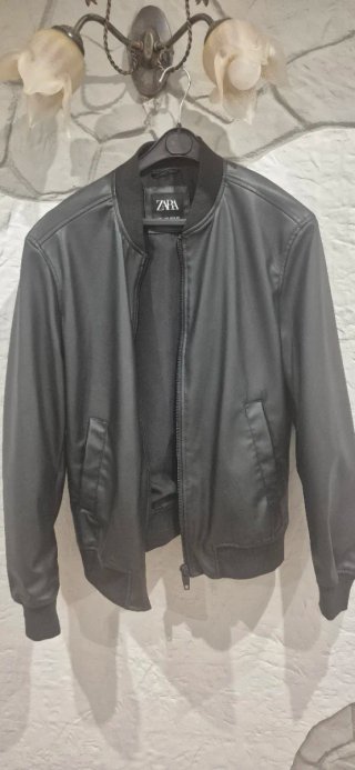 Cazadora polipiel Zara hombre negra
