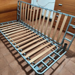 Mueble de madera con cajones y vitrina