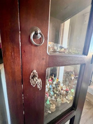 Vitrina estilo colonial de madera y cristal