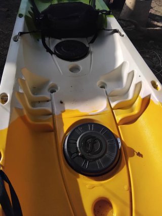 Kayak amarillo y blanco