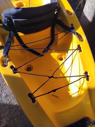 Kayak amarillo y blanco