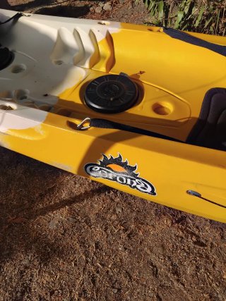 Kayak amarillo y blanco