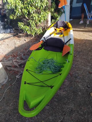 Kayak amarillo y blanco