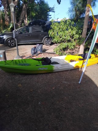 Kayak amarillo y blanco