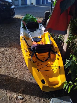 Kayak amarillo y blanco