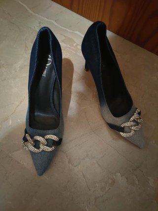 Zapatos de tacón vaqueros con pedrería