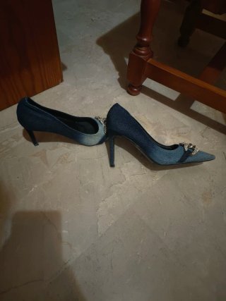 Zapatos de tacón vaqueros con pedrería